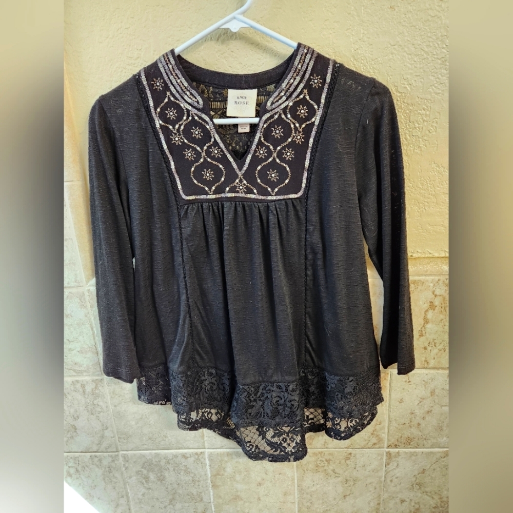 Knox Rose black top